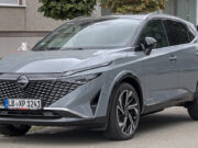 Qashqai e-POWER 2026: consumi reali, come funziona e perché batte il diesel Nissan Qashqai e-POWER 2024 grigio Blade frontale tre quarti, badge e-POWER visibile sulla fiancata