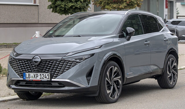 Nissan Qashqai e-POWER 2024 grigio Blade frontale tre quarti, badge e-POWER visibile sulla fiancata
