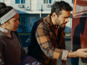 Passenger: perché Øvredal ha scelto i Siouxsie (e non Iggy Pop) per chiudere il film Lou Llobell e Jacob Scipio esaminano il furgone in una scena di Passenger, il film horror di André Øvredal