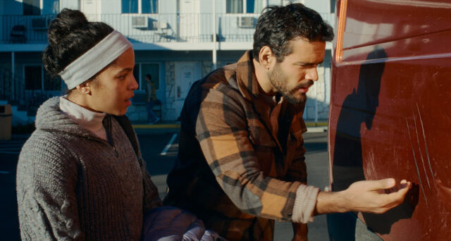 Lou Llobell e Jacob Scipio esaminano il furgone in una scena di Passenger, il film horror di André Øvredal