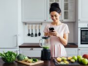 Robot da cucina multifunzione: la guida per non sbagliare modello donna in cucina con frullatore e verdure fresche sul piano di lavoro