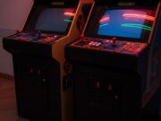 Il Jolly Blue non esiste più: i luoghi reali di Pavia nella serie degli 883 Cabinati arcade anni '90 in una sala giochi di provincia italiana: l'atmosfera dei luoghi che hanno ispirato la musica degli 883