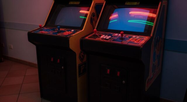 Cabinati arcade anni '90 in una sala giochi di provincia italiana: l'atmosfera dei luoghi che hanno ispirato la musica degli 883