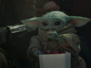 Star Wars: Grogu è un pupazzo vero, il segreto artigianale che nessuno ti ha spiegato Grogu mangia da un cestino nel film Star Wars The Mandalorian and Grogu (2026)