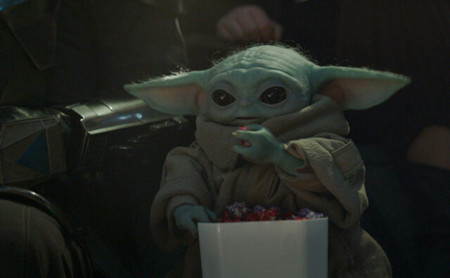 Grogu mangia da un cestino nel film Star Wars The Mandalorian and Grogu (2026)