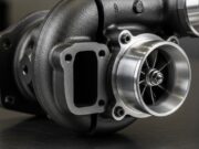Turbo auto: perché spegnerlo subito dopo l’autostrada lo distrugge in silenzio Turbocompressore auto smontato su banco di officina con girante del compressore in primo piano