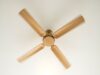 Ventilatore a soffitto: il senso di rotazione sbagliato che ti fa pagare di più Ventilatore a soffitto bianco in rotazione ripreso dal basso