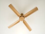 Ventilatore a soffitto: il senso di rotazione sbagliato che ti fa pagare di più Ventilatore a soffitto bianco in rotazione ripreso dal basso