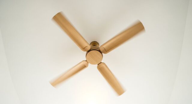 Ventilatore a soffitto bianco in rotazione ripreso dal basso
