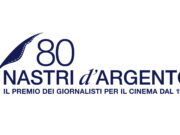 I primi premi speciali dei Nastri d’Argento 2026: l’invisibilità di Giancarlo Giannini e la decostruzione di Barbara Bouchet Logo ufficiale dell'ottantesima edizione dei Nastri d'Argento 2026 con nastro stilizzato blu su fondo bianco.