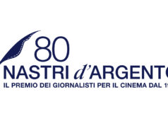 I primi premi speciali dei Nastri d’Argento 2026: l’invisibilità di Giancarlo Giannini e la decostruzione di Barbara Bouchet Logo ufficiale dell'ottantesima edizione dei Nastri d'Argento 2026 con nastro stilizzato blu su fondo bianco.