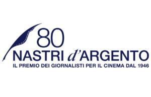 I primi premi speciali dei Nastri d’Argento 2026: l’invisibilità di Giancarlo Giannini e la decostruzione di Barbara Bouchet Logo ufficiale dell'ottantesima edizione dei Nastri d'Argento 2026 con nastro stilizzato blu su fondo bianco.