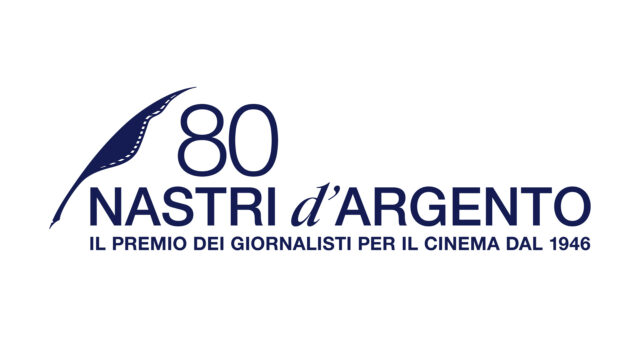 Logo ufficiale dell'ottantesima edizione dei Nastri d'Argento 2026 con nastro stilizzato blu su fondo bianco.
