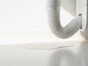 Il condizionatore perde acqua: non chiamare il tecnico prima di controllare questo Tubo di scarico della condensa di un condizionatore split con pozzanghera d'acqua sul pavimento