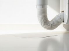 Il condizionatore perde acqua: non chiamare il tecnico prima di controllare questo Tubo di scarico della condensa di un condizionatore split con pozzanghera d'acqua sul pavimento