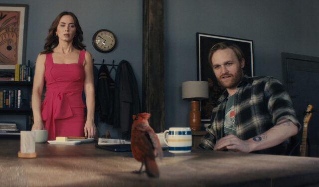 Emily Blunt e Wyatt Russell in una scena di Disclosure Day (2026) Emily Blunt nei panni di Margaret Fairchild e Wyatt Russell nei panni di Jackson in una scena domestica di Disclosure Day, il film di Steven Spielberg del 2026