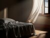 Come dormire con il caldo: l’errore che fai ogni sera e che ti tiene sveglio per ore Camera da letto con letto disfatto e finestra aperta con tenda mossa dall'aria calda estiva