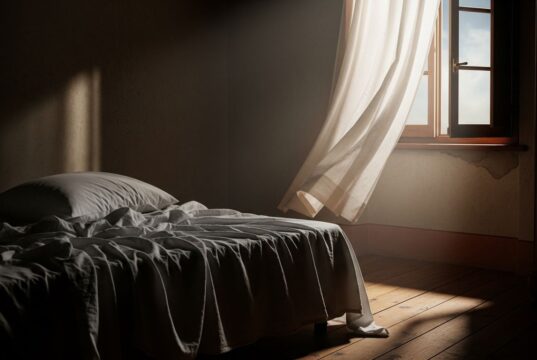 Come dormire con il caldo: l’errore che fai ogni sera e che ti tiene sveglio per ore Camera da letto con letto disfatto e finestra aperta con tenda mossa dall'aria calda estiva