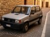 Fiat Panda prima serie: perché l’auto più italiana di sempre è ancora nel cuore di tutti Fiat Panda prima serie anni 80 parcheggiata in un vicolo del centro storico italiano con luce calda al tramonto