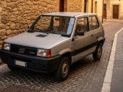 Fiat Panda prima serie: perché l’auto più italiana di sempre è ancora nel cuore di tutti Fiat Panda prima serie anni 80 parcheggiata in un vicolo del centro storico italiano con luce calda al tramonto