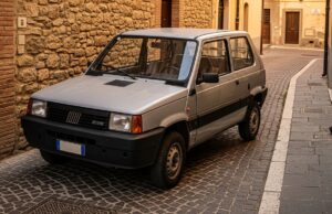 Fiat Panda prima serie: perché l’auto più italiana di sempre è ancora nel cuore di tutti Fiat Panda prima serie anni 80 parcheggiata in un vicolo del centro storico italiano con luce calda al tramonto