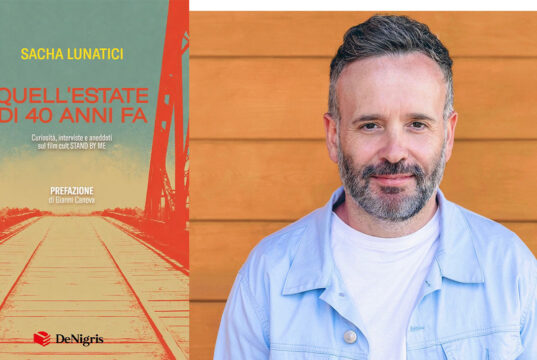 Il valore nascosto dei ricordi: perché il nuovo libro sul film “Stand by” me è una lettura essenziale Copertina del libro Quell'estate di 40 anni fa edito da De Nigris a sinistra e ritratto fotografico dell'autore Sacha Lunatici a destra.