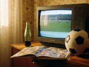 Ciao, la mascotte di Italia ’90: il dettaglio che (quasi) nessuno nota Vecchia TV a tubo catodico anni '90 che trasmette una partita di calcio, con album di figurine, pallone e bottiglia di vetro in un salotto d'epoca