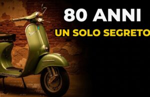 La Vespa compie 80 anni: la storia dell’ingegnere che odiava le moto e creò un mito Vespa verde d'epoca su sfondo mattoni con la scritta 80 anni un solo segreto - storia della Vespa