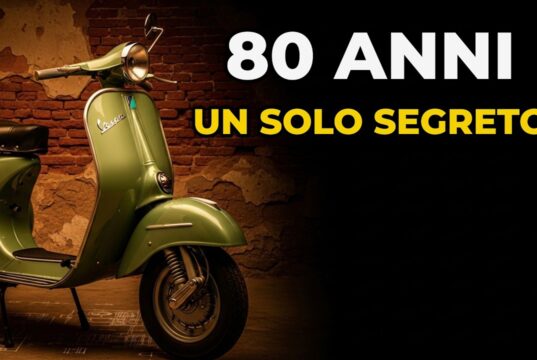 La Vespa compie 80 anni: la storia dell’ingegnere che odiava le moto e creò un mito Vespa verde d'epoca su sfondo mattoni con la scritta 80 anni un solo segreto - storia della Vespa