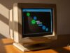 MSN Messenger: il programma che ha insegnato a tutti gli italiani a stare online Monitor CRT anni 2000 con schermata di chat e faccine verdi e blu su scrivania in legno