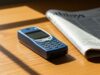Il Nokia 3310 pesava 133 grammi: cosa ci manca davvero del telefono che non si rompeva mai Nokia 3310 blu originale del 2000 poggiato su un tavolo di legno con luce naturale, accanto a un giornale ripiegato