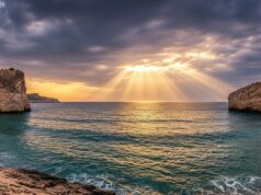 Odissea di Nolan al cinema il 16 luglio: perché è il film dell’estate che aspettavi da anni Mare mediterraneo con scogliere rocciose e cielo drammatico al tramonto, atmosfera epica ispirata all'Odissea di Omero