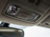 La chiamata di emergenza dell’auto può spegnersi in estate: come controllare il pulsante SOS Pulsante SOS rosso sulla plafoniera di un'auto moderna ripreso dal sedile del conducente, sistema eCall per la chiamata di emergenza automatica