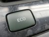 Il tasto ECO funziona davvero, ma quasi nessuno lo usa nel momento giusto Tasto ECO verde su cruscotto di un'auto moderna