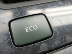 Il tasto ECO funziona davvero, ma quasi nessuno lo usa nel momento giusto Tasto ECO verde su cruscotto di un'auto moderna