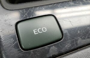 Il tasto ECO funziona davvero, ma quasi nessuno lo usa nel momento giusto Tasto ECO verde su cruscotto di un'auto moderna