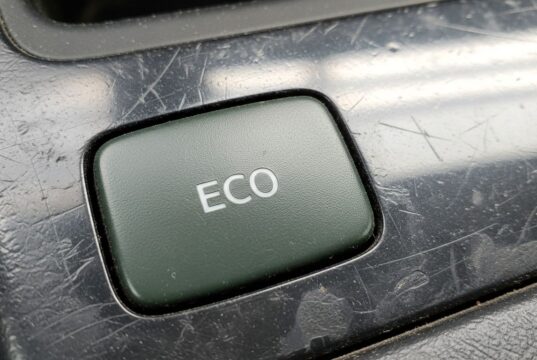 Il tasto ECO funziona davvero, ma quasi nessuno lo usa nel momento giusto Tasto ECO verde su cruscotto di un'auto moderna