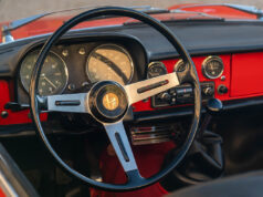 Alfa Romeo Duetto: il nome che l’Alfa non poteva usare sulla sua stessa auto Abitacolo Alfa Romeo Spider Duetto con volante e stemma Alfa Romeo originale
