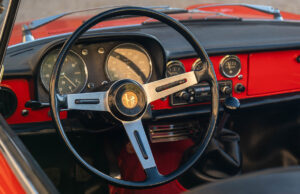 Alfa Romeo Duetto: il nome che l’Alfa non poteva usare sulla sua stessa auto Abitacolo Alfa Romeo Spider Duetto con volante e stemma Alfa Romeo originale