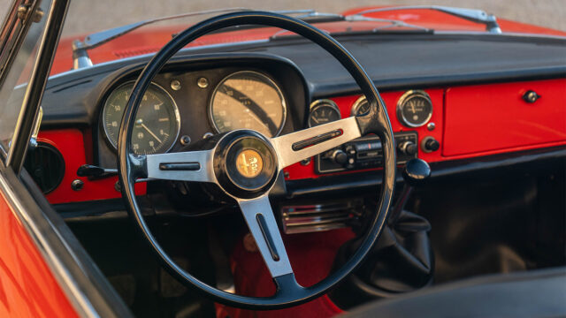 Lo stemma che tutti riconoscono, sul volante dell'auto che non poteva chiamarsi Duetto Abitacolo Alfa Romeo Spider Duetto con volante e stemma Alfa Romeo originale