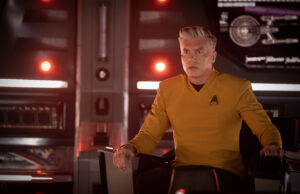 Perché in Italia Star Trek arrivò con 13 anni di ritardo, e non fu la Rai a trasmetterlo Anson Mount nei panni del Capitano Pike in Star Trek: Strange New Worlds 4