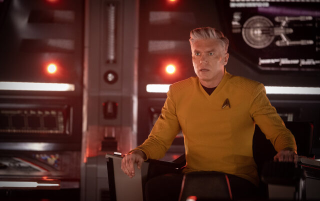 Anson Mount nei panni del Capitano Pike in Star Trek: Strange New Worlds 4