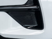 L’auto elettrica suona anche da ferma: le ragioni meccaniche e normative del sistema acustico Altoparlante del sistema AVAS integrato nel paraurti anteriore di un'auto elettrica