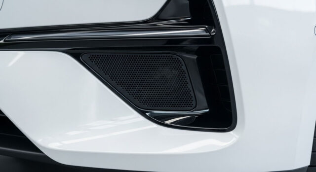 Il sistema AVAS: il suono obbligatorio delle auto elettriche a bassa velocità Altoparlante del sistema AVAS integrato nel paraurti anteriore di un'auto elettrica