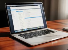 Gmail permette di cambiare indirizzo senza perdere i dati: come sapere se ce l’hai già Computer portatile argentato su scrivania in legno che mostra una casella di posta elettronica aperta.
