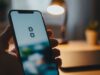 WhatsApp, ora due numeri sullo stesso telefono: come attivare il doppio account Mano che tocca lo schermo di uno smartphone con le due icone del doppio account WhatsApp