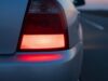 Da domani le auto nuove hanno gli stop che lampeggiano da soli: ecco perché Fanale posteriore auto con stop acceso, sistema Emergency Stop Signal obbligatorio dal 7 luglio 2026