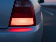 Da domani le auto nuove hanno gli stop che lampeggiano da soli: ecco perché Fanale posteriore auto con stop acceso, sistema Emergency Stop Signal obbligatorio dal 7 luglio 2026