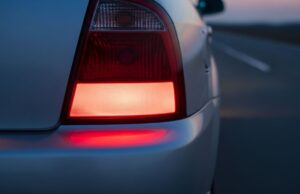 Da domani le auto nuove hanno gli stop che lampeggiano da soli: ecco perché Fanale posteriore auto con stop acceso, sistema Emergency Stop Signal obbligatorio dal 7 luglio 2026