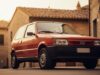 La Fiat Uno non era solo un’utilitaria: il primato industriale che in pochi ricordano Fiat Uno rossa d'epoca del 1983 parcheggiata in un borgo italiano al tramonto